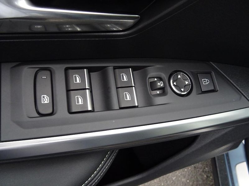 Peugeot 5008 (2024) e-GT 157 kW/210k (Bat. 73kWh) - fotka 14 z 60