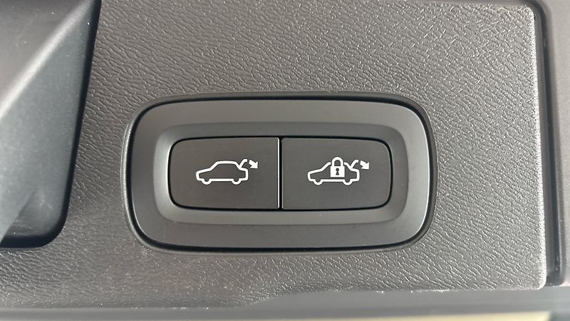 Volvo XC60 2.0 B4 AUT AWD Inscription - fotka 21 z 29