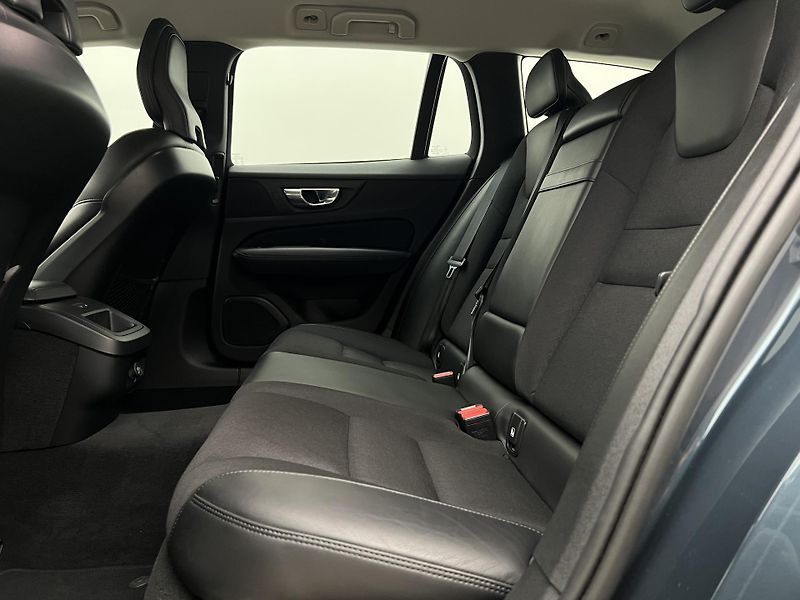 Volvo V60 CC D4 AWD AUT CZ 1. maj. - fotka 6 z 43