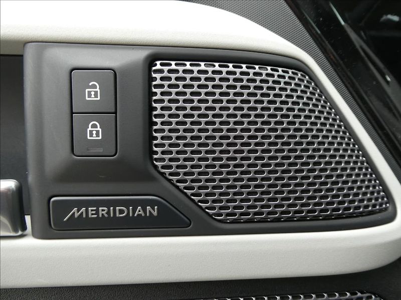Land Rover Defender 3,0 D250 110 SE,1.maj,ČR,tažné - fotka 16 z 39