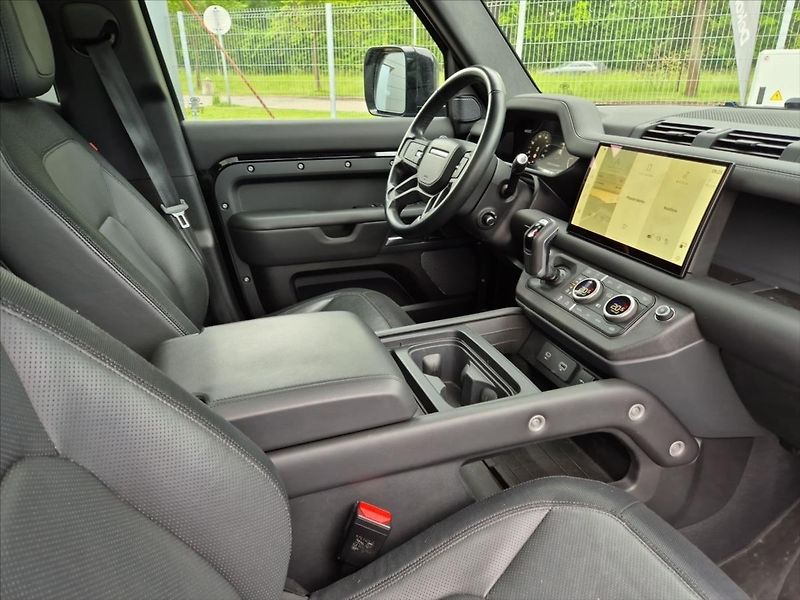 Land Rover Defender 3,0 110 D300 HSE - fotka 13 z 19