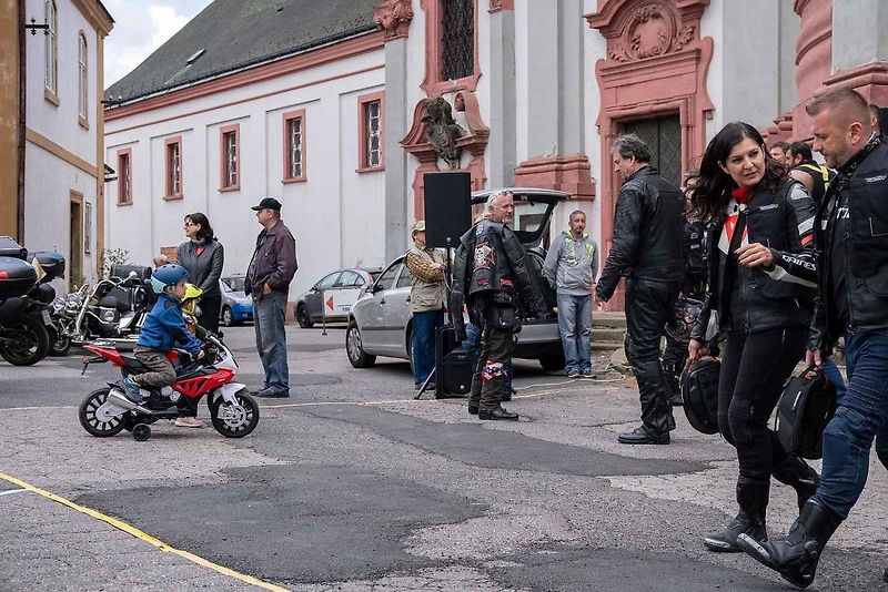 Motorkáři se sjeli na žehnání v bazilice v Jablonném.