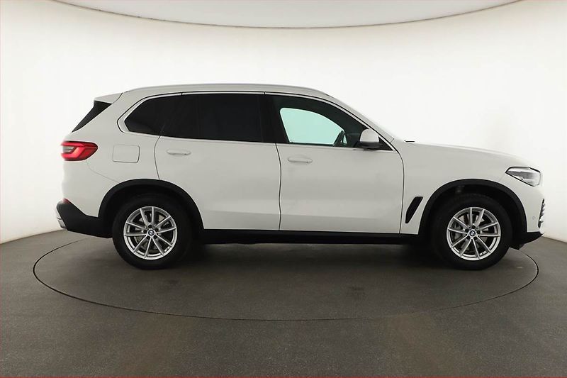 BMW X5 (2019) xDrive40i - fotka 6 z 20