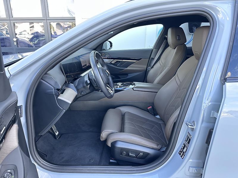 BMW Řada 5 540d xDrive Touring M-Sport - fotka 7 z 35