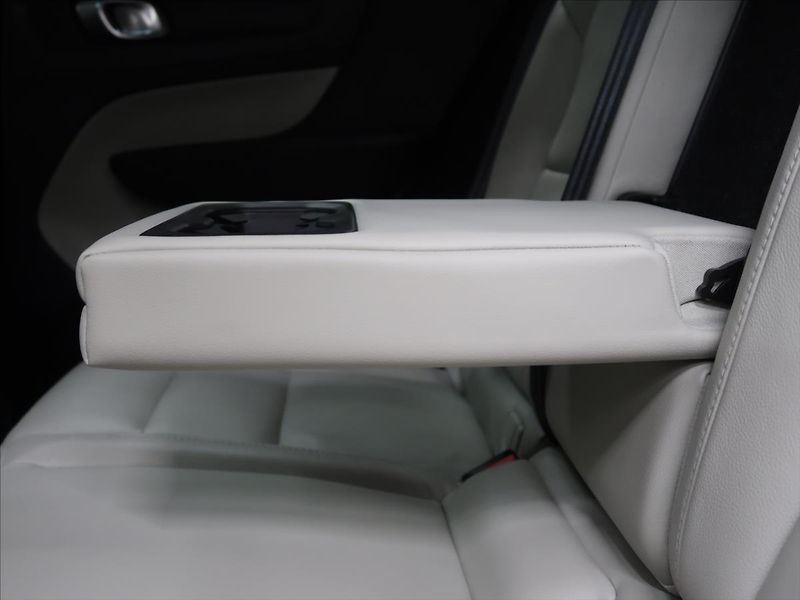 Volvo XC40 2,0 D4 AWD MOMENTUM CZ - fotka 29 z 39