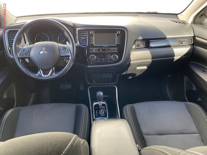 Mitsubishi Outlander (2019) 2.0MiVEC, AT, +ALU, navi, TZ - fotka 8 z 17