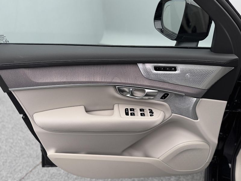 Volvo XC90 (2026) B5 AWD AUT DARK PLUS 7míst - fotka 8 z 26