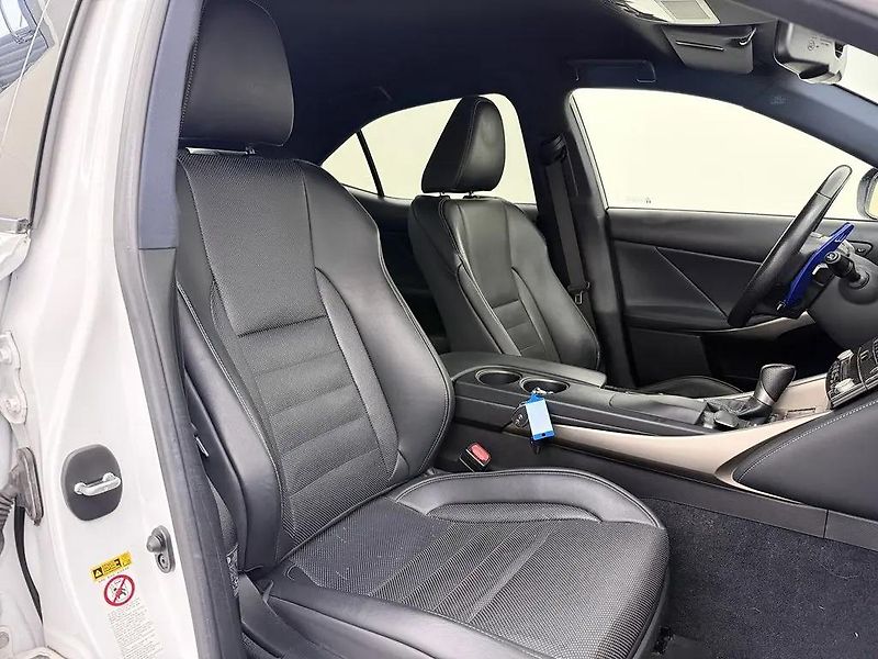 Lexus IS 300h 2.5F SportLine 162kW Ventilace - fotka 4 z 15