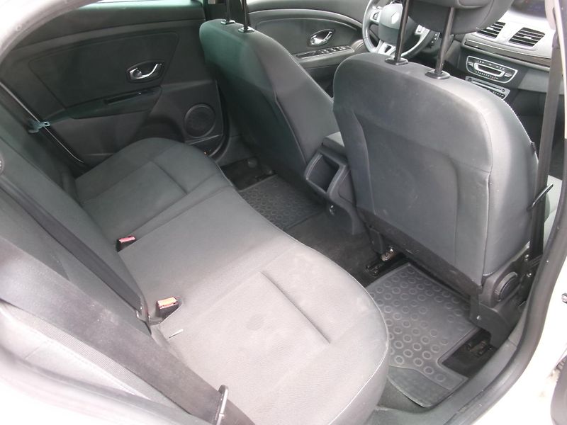 Renault Mégane (2011) 1,5dCi AUT AC BT TEMP TAŽNÉ - fotka 15 z 26