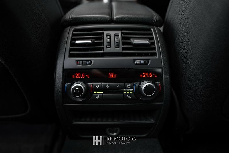 BMW Řada 5 (2013) M550d xDrive 280kW Touring - fotka 31 z 51