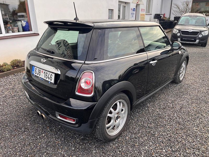 Mini Cooper S (2010) 1.6 i 135 Kw Sada kol - fotka 2 z 19