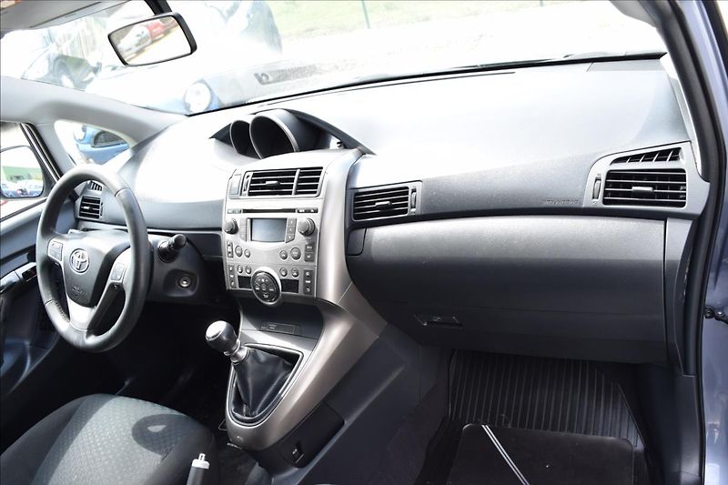 Toyota Verso 1,6 i 97KW NÍZKÉ KM 2XKOLA - fotka 22 z 48