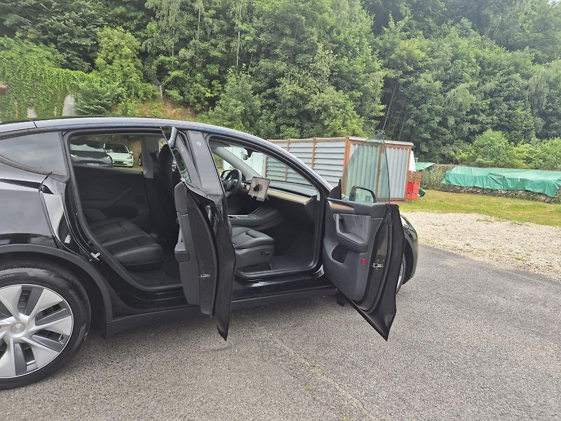 Tesla Model Y LONG RANGE DUAL MOTOR TZ 89 % - fotka 16 z 48