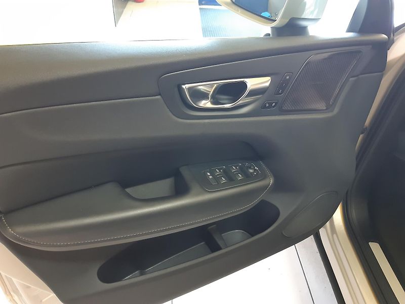 Volvo XC60 2.0d B4 AWD 145KW INSCRIPTION - fotka 18 z 28