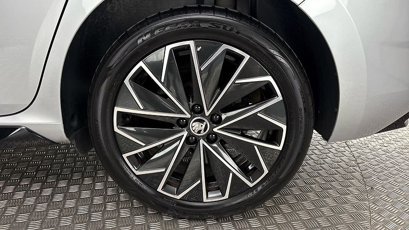 Škoda Scala 1.5 TSI DSG Monte Carlo - fotka 19 z 33