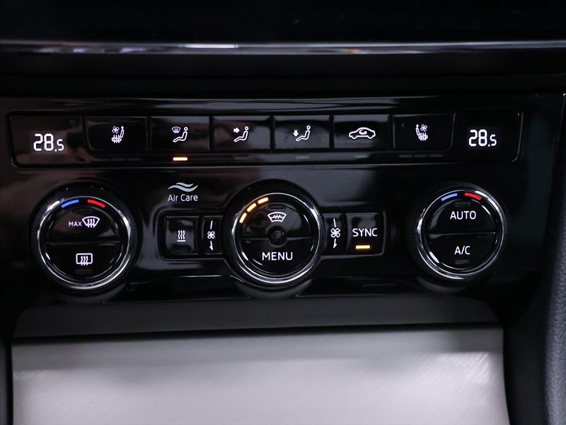 Škoda Superb 2,0 TDI 147kW 4x4 L&K DSG DPH - fotka 32 z 46