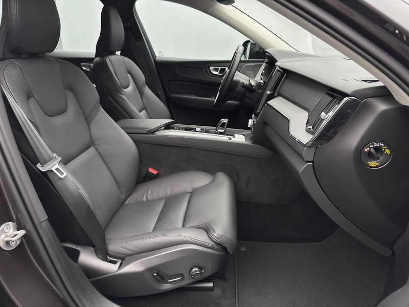 Volvo XC60 B5 AWD PLUS DARK CZ 1.maj - fotka 26 z 50