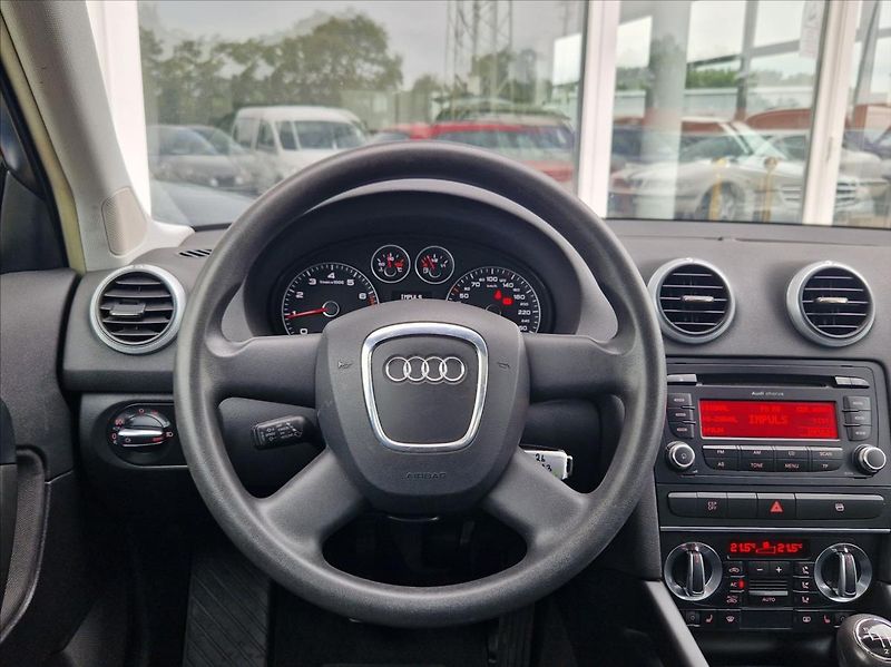 Audi A3 1,6 MPI SPORTBACK AUTOAC PANO - fotka 22 z 32