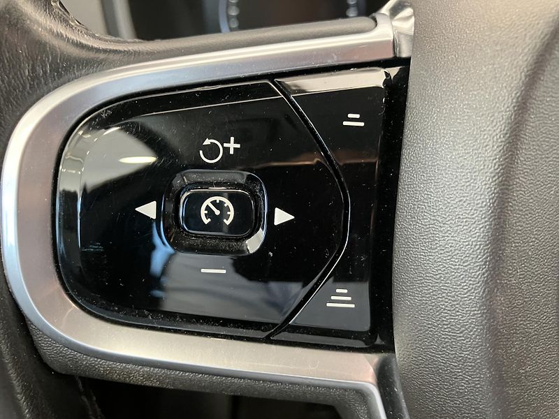 Volvo XC90 D5 AWD Momentum AT8, ČR - fotka 23 z 50