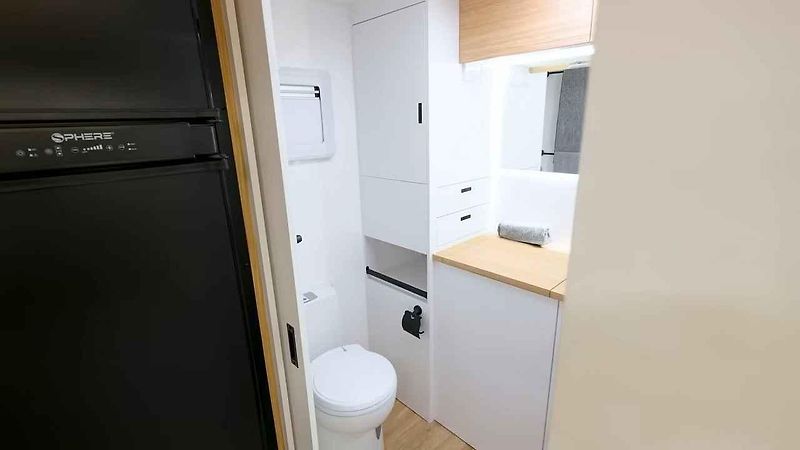 Karavan Vacationer Caravans Enduro X kombinuje luxus, prostor pro rodiny i schopnost zvládnout náročný terén.