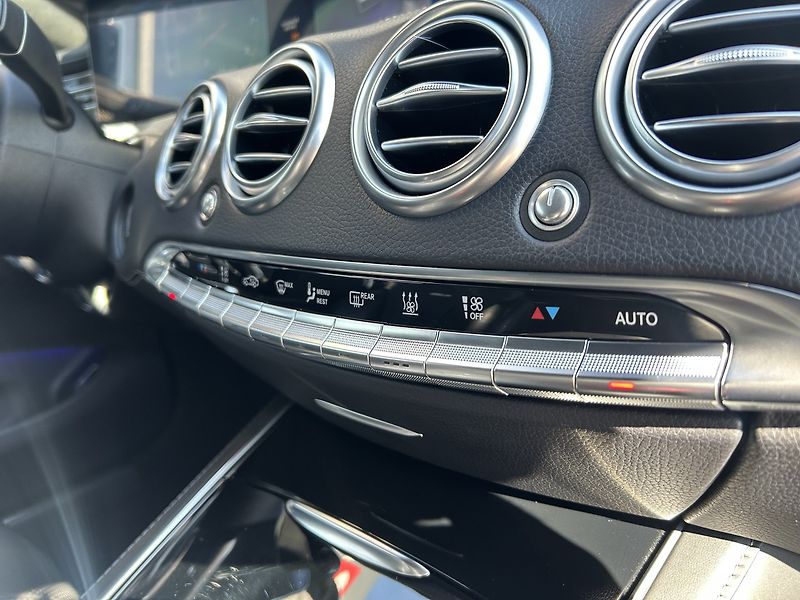 Mercedes-Benz Třídy S S 63 AMG 4MATIC+ Coupe - fotka 29 z 35