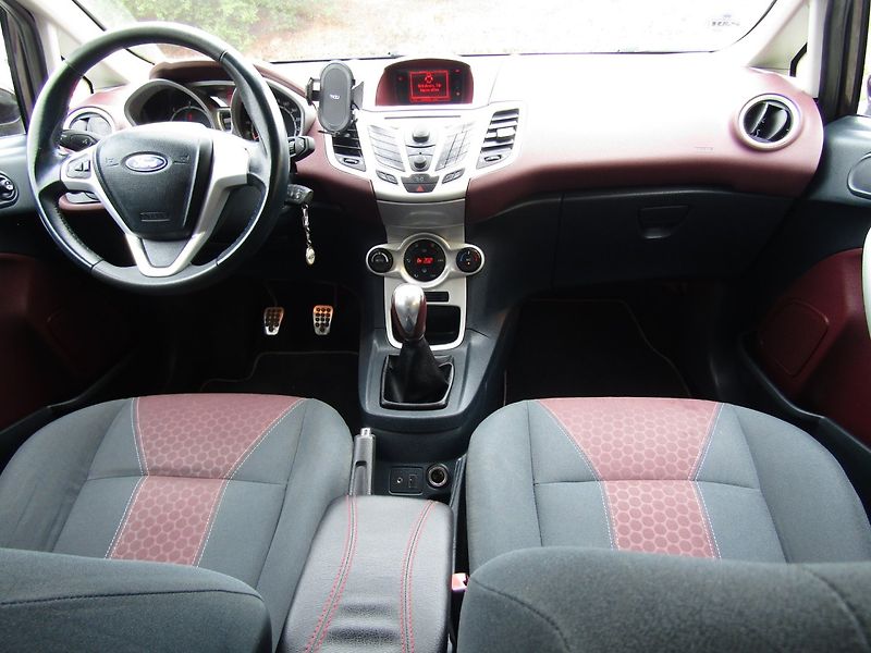Ford Fiesta (2009) 1.6 TDCi 66kW - fotka 15 z 34