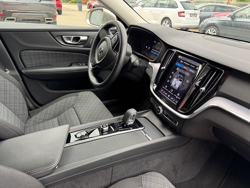 Volvo S60 (2024) 2.0i B4 Core Ad.LED Kamera - fotka 15 z 46