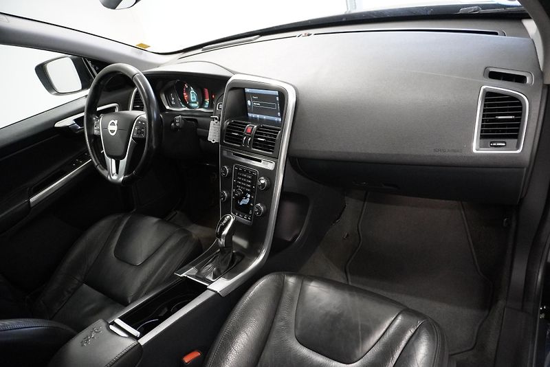 Volvo XC60 2,4 D5 AWD AUTOMAT - fotka 31 z 38