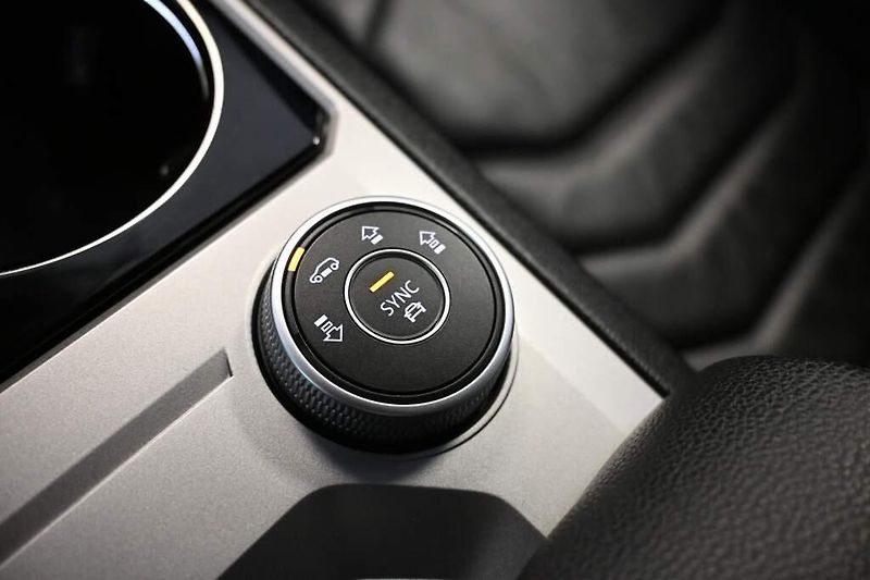 Volkswagen Touareg (2022) 3.0 4Motion LED ACC Vzduch Taž - fotka 19 z 34