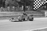 Jacky Ickx na černobílé fotografii v roce 1974 v Brands Hatch.