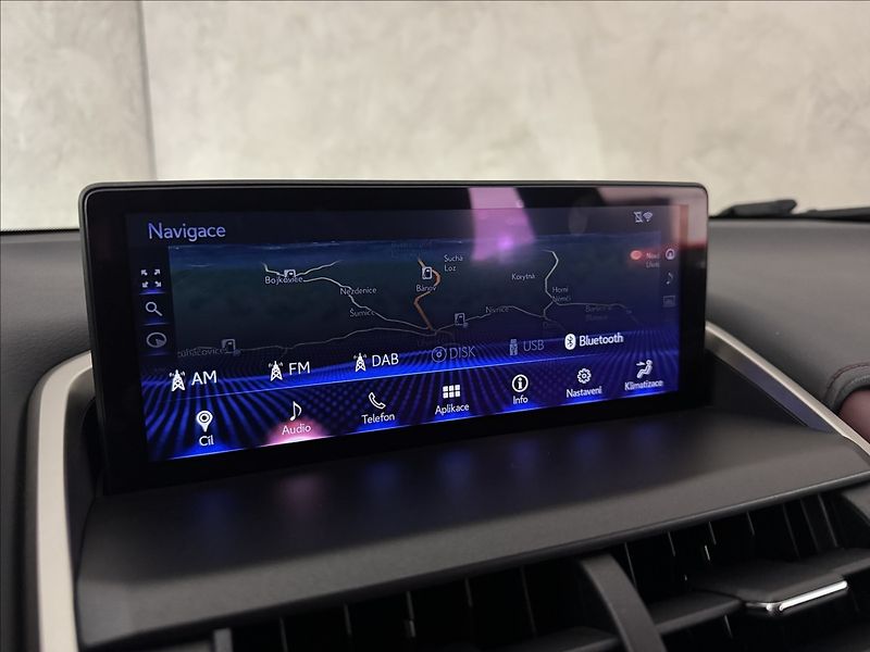 Lexus NX 300h 2,5   Hybrid Luxury LED Assist - fotka 29 z 47