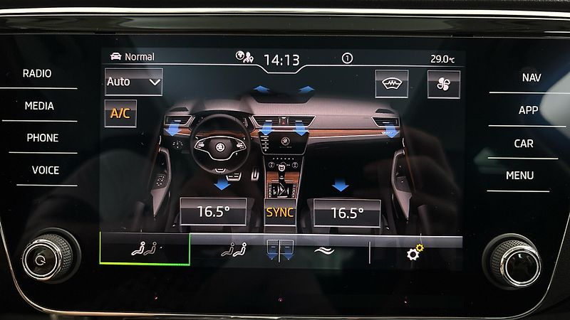 Škoda Superb 2.0 TSI DSG 4x4 Scout Combi - fotka 27 z 32