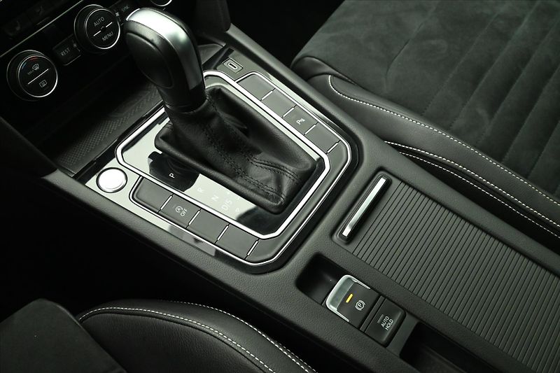 Volkswagen Passat 2,0 TDI 140 kW DSG ELEGANCE Zá - fotka 24 z 32