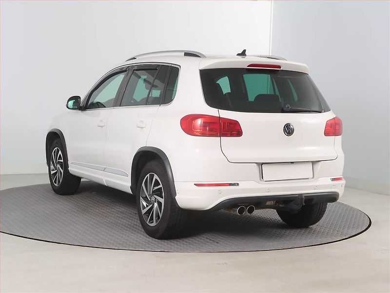 Volkswagen Tiguan (2012) R-Line 2.0 TDI, 4X4 - fotka 4 z 17