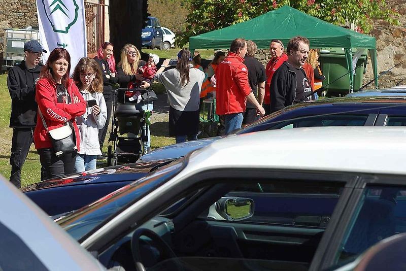 Jarní koulení - sraz automobilů a příznivců značky Citroën na zámku ve Svojšíně na Tachovsku.