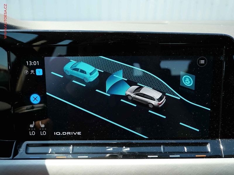 Volkswagen Golf (2023) 1.0 eTSi, ČR, Life, AT, LED - fotka 27 z 31