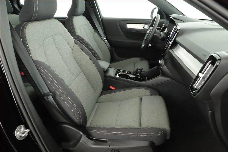 Volvo XC40 (2023) B3 - fotka 17 z 19