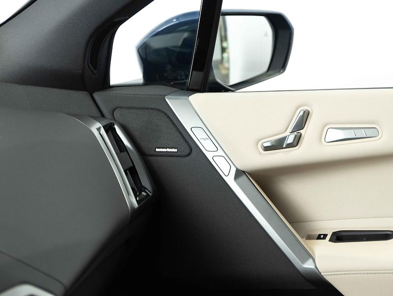 BMW iX xDrive40 - fotka 16 z 22