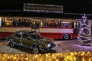 Vánočně nazdobená Škoda 120 a autobus Karosa před hlavní budovou muzea.
