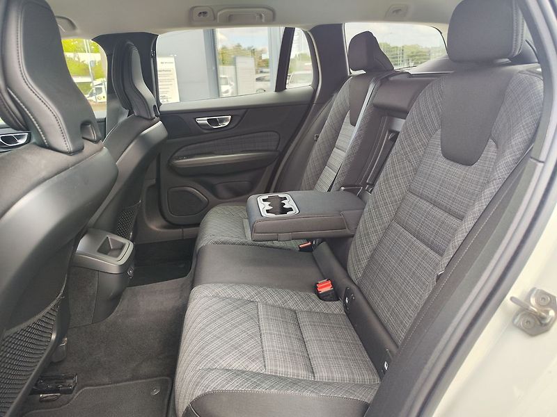 Volvo V60 B3 2.0/120kW Momentum Aut. - fotka 10 z 28