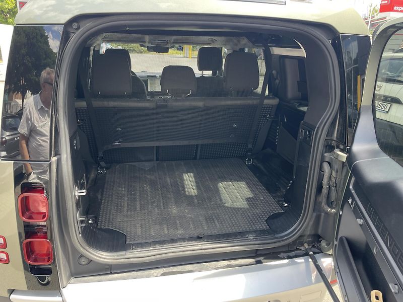 Land Rover Defender (2022) D 300 SE AWD  - fotka 17 z 19
