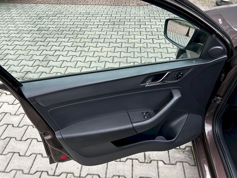 Škoda Rapid (2015) Spaceback 1.2 TSI 81kW MP6 Amb - fotka 20 z 31
