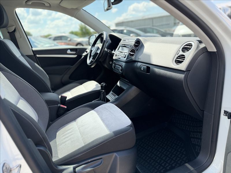 Volkswagen Tiguan 1,4 TSI PANORAMA, LED, BIXENON - fotka 31 z 36