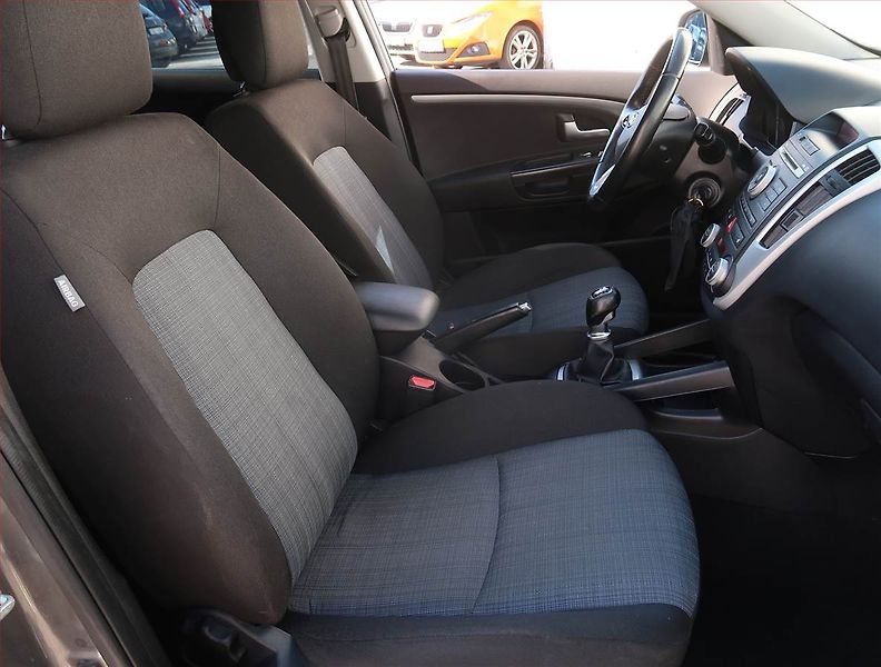 Kia Ceed (2010) 1.6 CRDi, Serv.kniha, po STK - fotka 9 z 17