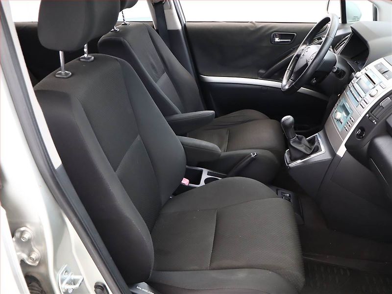 Toyota Corolla Verso (2005) 2.0 D-4D, Tažné, rezervace - fotka 7 z 13