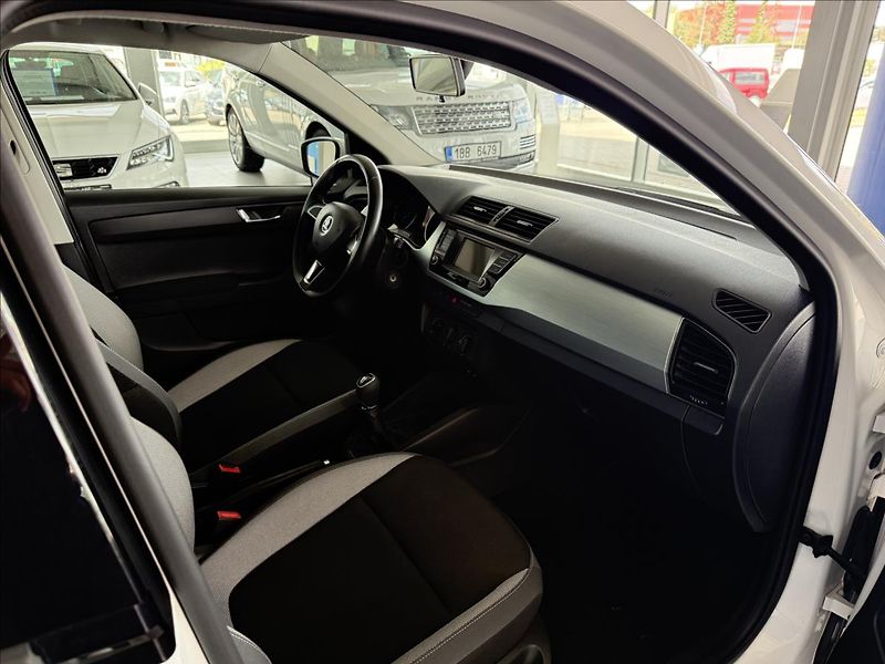 Škoda Fabia 1,2   TSI 66kW,SERVISKA,2. MAJ - fotka 8 z 21