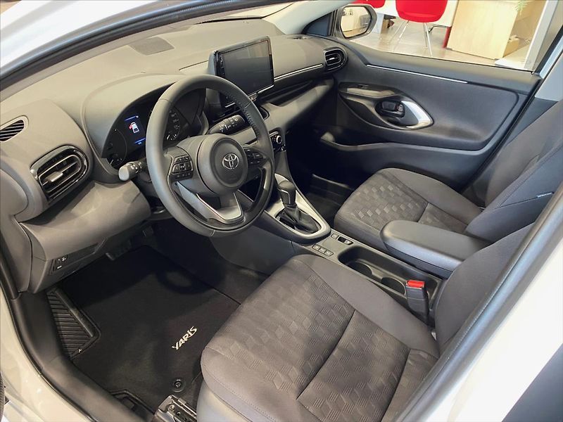 Toyota Yaris (2024) 1,5 hybrid 116 k  Comfort - fotka 10 z 12