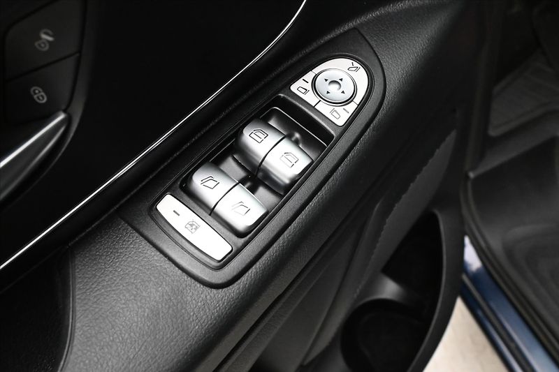 Mercedes-Benz Vito 2,1 116 CDi 120 kW AT7 8míst 4 - fotka 22 z 28