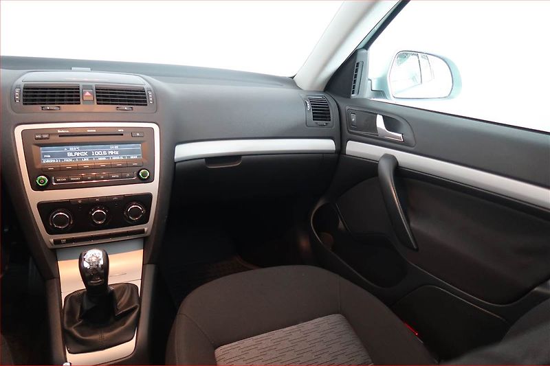 Škoda Octavia (2009) Ambiente 1.4 TSI, nová STK - fotka 8 z 15