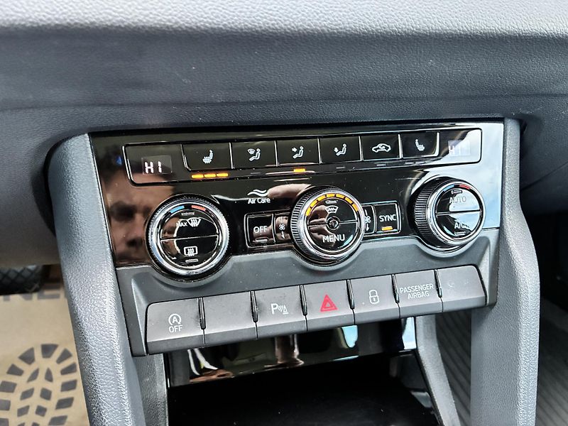 Škoda Karoq 110 kW Style 4x4 DSG 1.MAJITEL - fotka 25 z 38